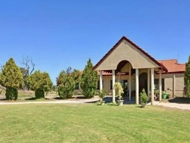 Escape to space, serenity and country style living!