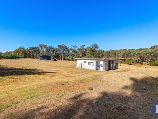 Escape to the Country 40 Scenic Acres with Weekender Accommodation