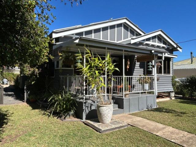 Escape to the country character home in friendly Monto