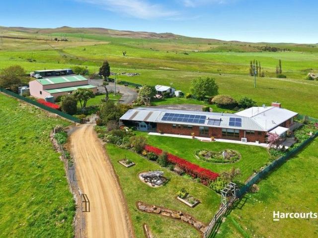 Escape to the Country Spacious Family Home with Large Shed and Scenic Views