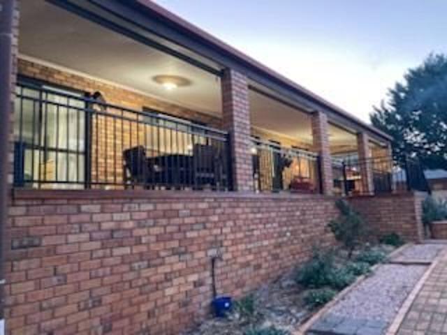 Escape to the Country room for two families, 3 bed house and separate cottage
