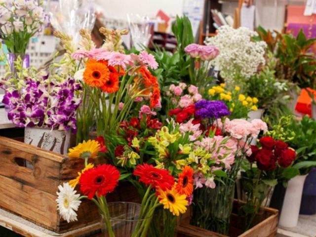 ESCAPE TO THE COUNTRY TO WORK AMOUNG FLOWERS!