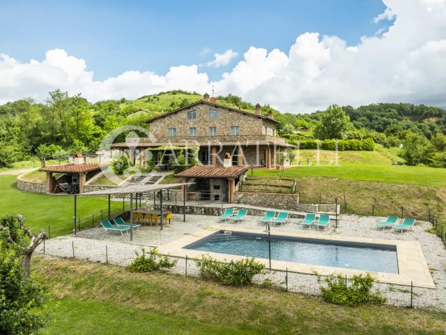 Esclusivo Casale in Pietra con Vista Panoramica e 5 Ettari d. 510m² Reggello