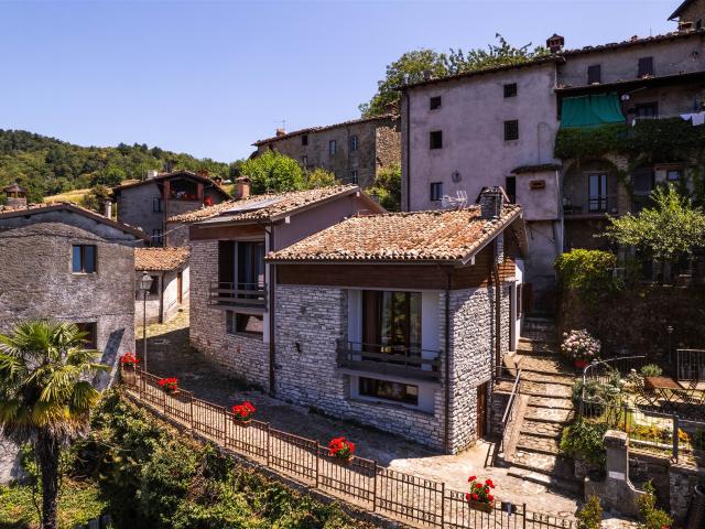 Esclusivo Chalet in Pietra con Terrazze Panoramiche nel borg. 150m² Pieve Fosciana