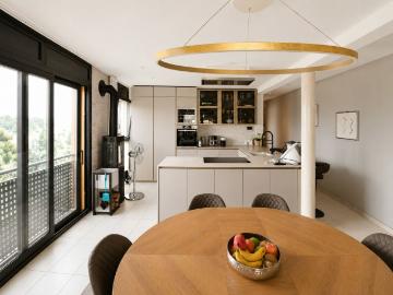 ESCLUSIVO APPARTAMENTO 4.5 ARREDATO CON VISTA LAGO AD AGRA