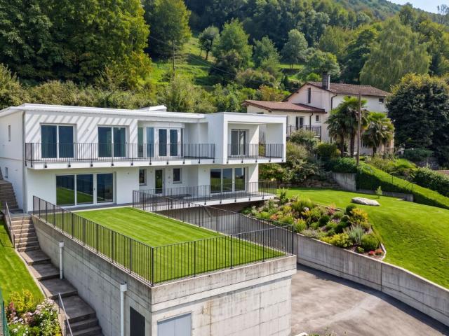 ESCLUSIVA E SPLENDIDA VILLA VISTA LAGO 6.5 LOCALI A PUGERNA