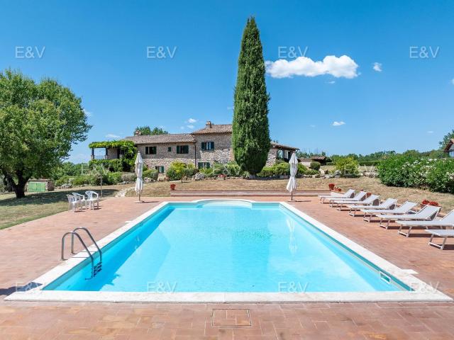 Esclusiva proprietà di campagna in pietra con annessi, pisci. 780m² Narni