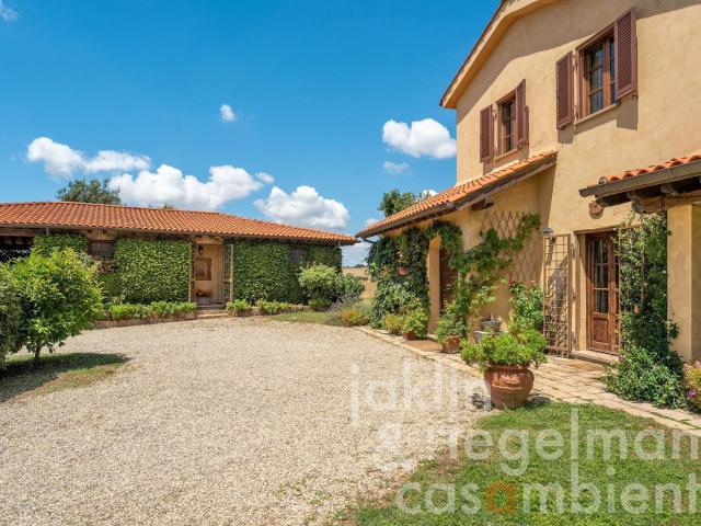 Esclusiva tenuta di campagna con dependance, strutture eques. 425m² Tuscania