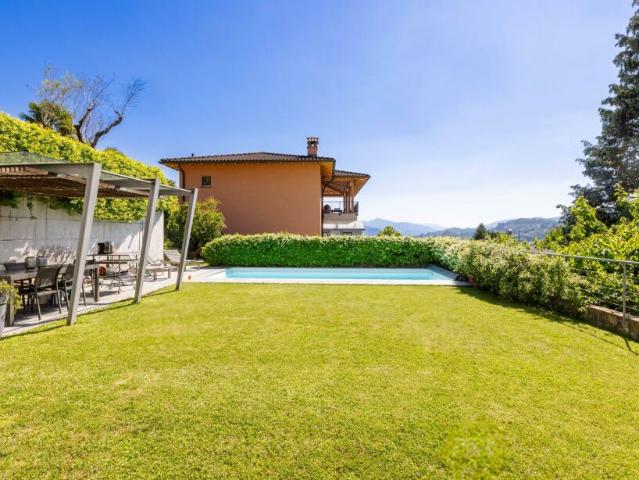 ESCLUSIVA VILLA 6.5 LOCALI CON PISCINA E GIARDINO A CADRO
