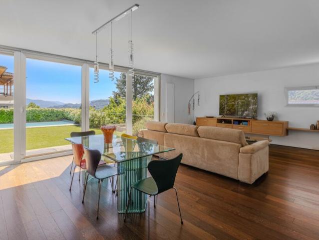 ESCLUSIVA VILLA 6.5 LOCALI CON PISCINA E GIARDINO A CADRO