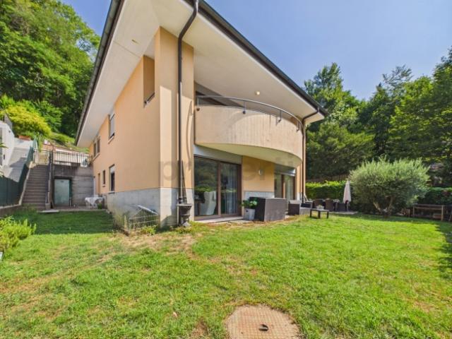 Esclusiva villa con piscina, ampio giardino e accesso a spiaggia privata a Figino