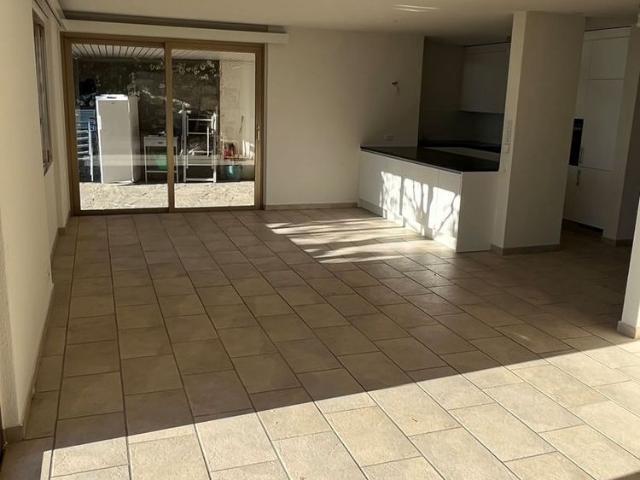 Esclusiva Villa con vista lago posteggi e vari confort