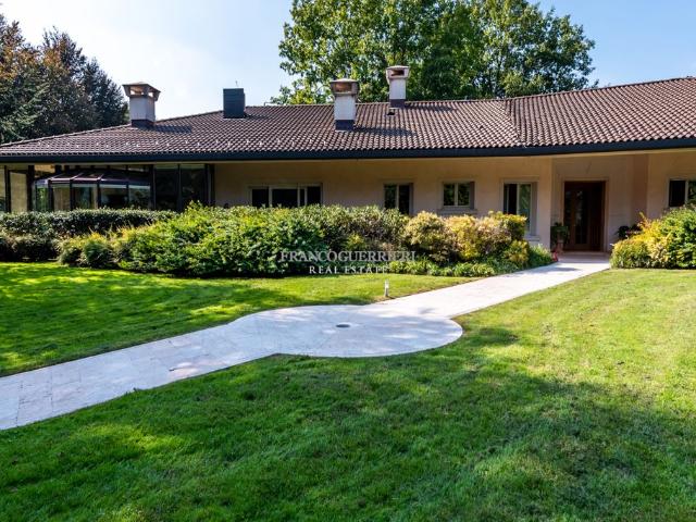 Prestigiosa villa di 1150 mq in vendita, Via Alcide De Gasperi, Casatenovo, Lecco, Lombardia