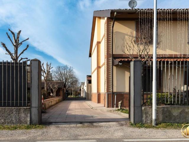 Villa in vendita Strada Provinciale Rosate Binasco, 1, Vernate, Milano, Lombardia