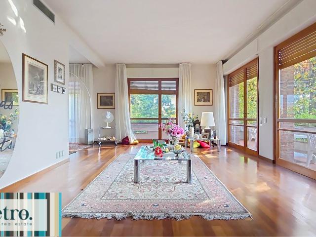 Esclusiva villa di lusso in stile anni '80, caratterizzata d. 398m² Capannori