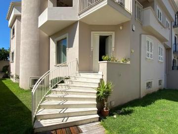 Esclusiva villa per varie destinazioni d’uso a Casoria Contatti