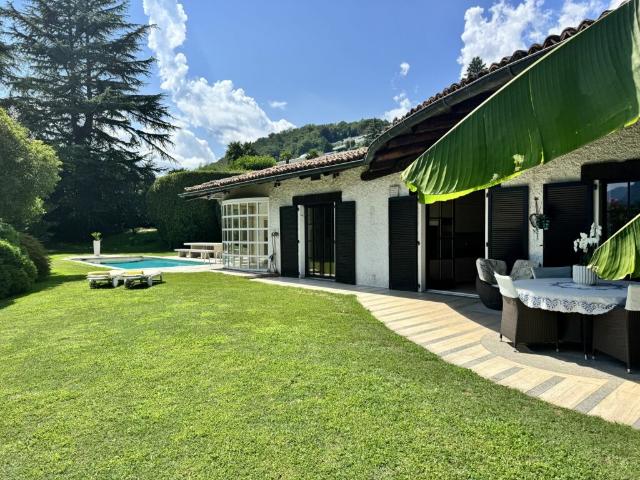 Esclusiva villa unifamiliare con ampio giardino e piscina