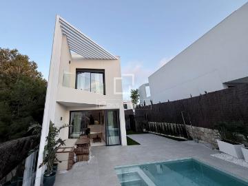 Escondida en una comunidad cerrada segura y meticulosamente. 230m² San Juan