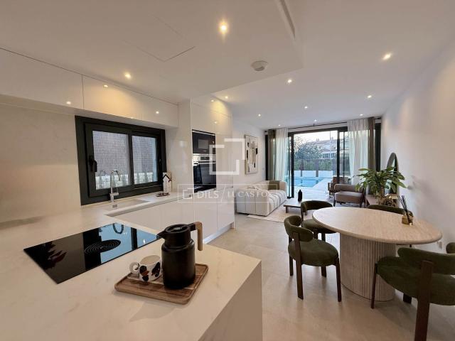 Escondida en una comunidad cerrada segura y meticulosamente. 230m² San Juan