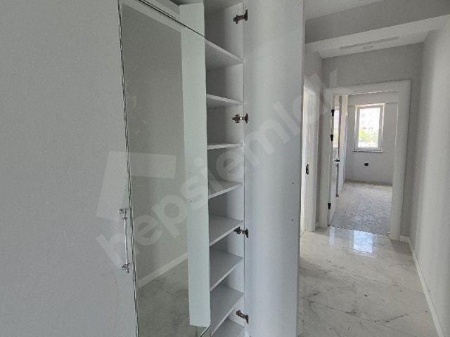 ESENEVLER MAHALLESİNDE TRAMWAYA YAKIN EBEVEYN BANYOLU 2+1 DAİRE