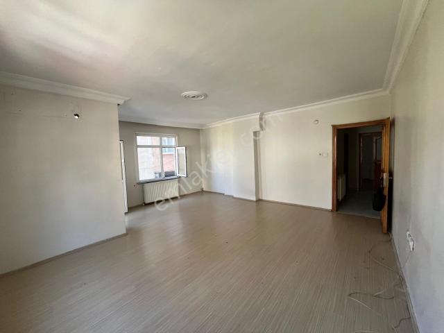 Esenler Fevzi Çakmakta Çift Balkonlu 2+1 Kiralık Daire