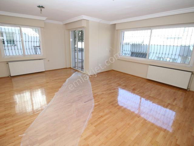 Esenyalıda Ara Kat D.gazlı Otoparklı Asansörlü Kiralık 3+1 Daire