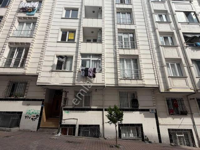 Esenyurt Yenikent Mahallesi 2+1 2.kat Acil Kiralık Boş Daire Balkonlu Ön Cephe Meydana Yakın