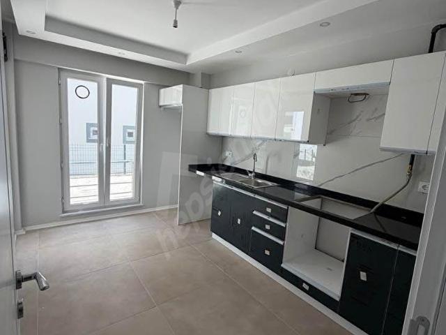 ESENYURT GÜZELYURT MAHALLESİNDE MERKEZİ KONUMDA METROBÜSE YAKIN 2+1 BAHÇEKATI DAİREMİZ