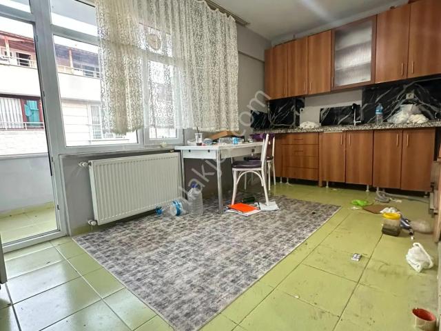 Esenyurt Kıraç Hürriyet Mahallesi 2+1 3.kat Kiralık Boş Daire Balkonlu Geniş Ve Ferah Merkezi Konum