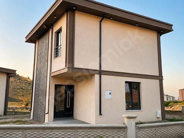ESENYURT MAH'DE 4,5+1 LÜKS YAŞAMIN ADRESİ VİLLA