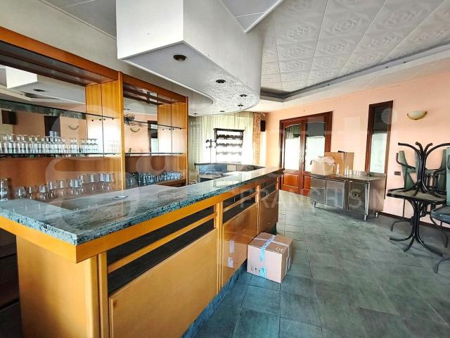 Palazzina commerciale in vendita a Massa Martana