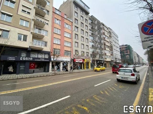 Esgyo'dan Atatürk Cad Üzeri Hava Hast Karşısı Teraslı 2+1 Daire
