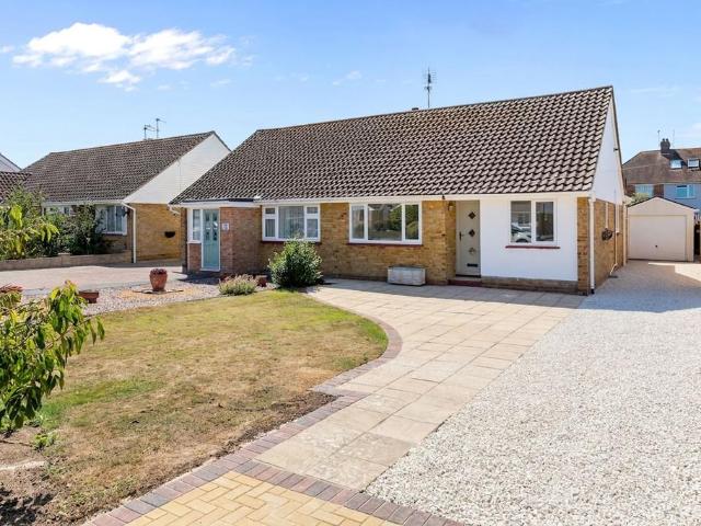 Esher Drive, Littlehampton, BN17 2 bed semi detached bungalow to rent £1,695 pcm £391 pw