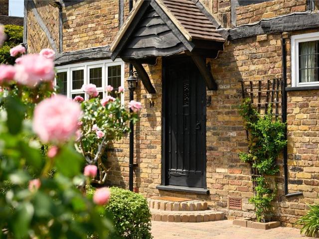 Esher Place Avenue, Esher, Surrey, KT10 5 bed detached house to rent £6,950 pcm £1,604 pw
