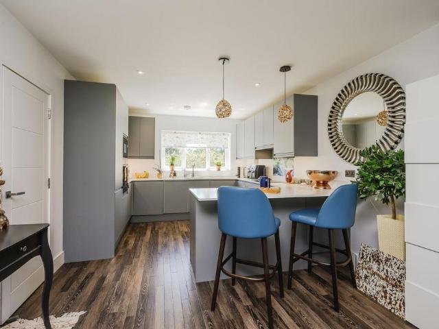 Esher Road, Hersham. 4 bed semi detached house to rent £2,950 pcm £681 pw