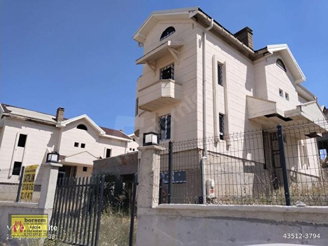 ESKİŞEHİR YOLU YAPRACIK BAĞLICA MAVİ EV SİTESİNDE NATAMAM 6+1 SATILIK MÜSTAKİL VİLLA