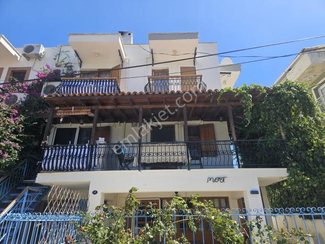Eski Foça'da Eşyalı 4+1 Kiralık Villa