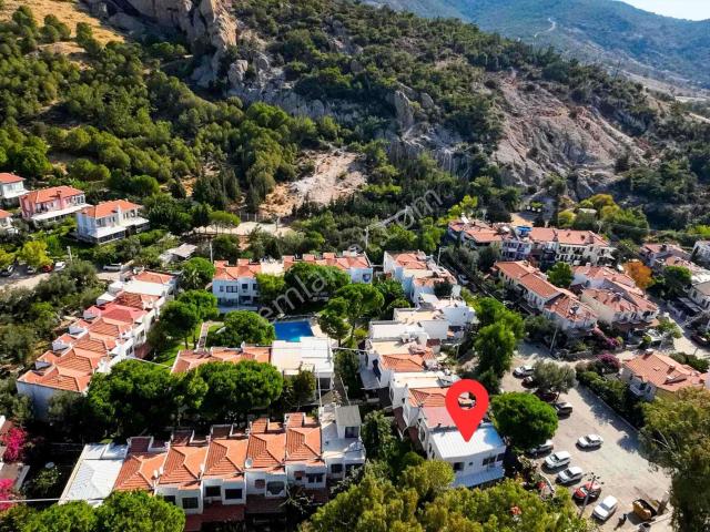 Eski Foça'da Site Girişinde Ofis + Deniz Manzaralı 1+1 Villa