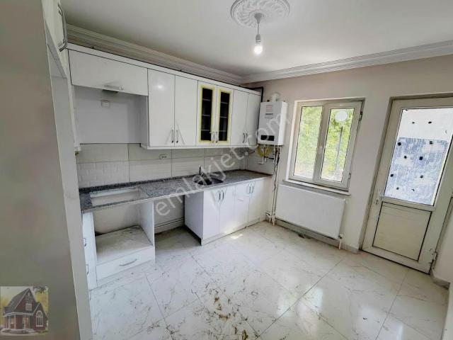 Eski Garajda Tadilatı Yeni Yapışmış Daireler