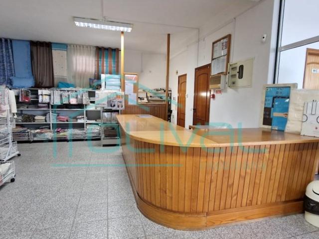 Espaço Comercial com armazéns e casa de apoio