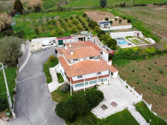 Moradia de Uso Misto com Restaurante Equipado e Habitação