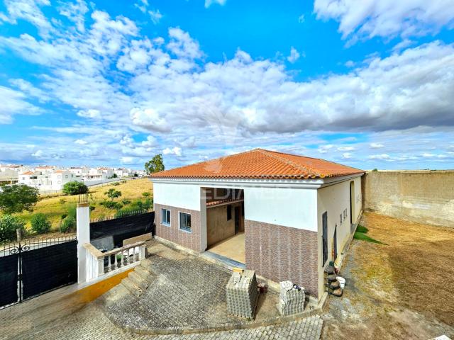 Espaço comercial em construção com terreno