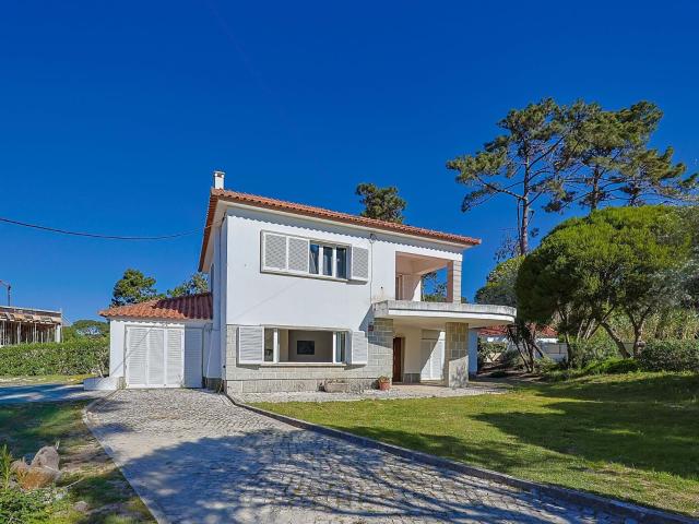 Espaçosa vila de 5 quartos com jardim amplo próximo a Sintra e Colares