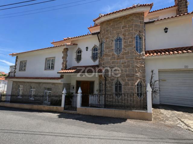 Espaçosa Villa de 3+5 Quartos à Venda Covilhã