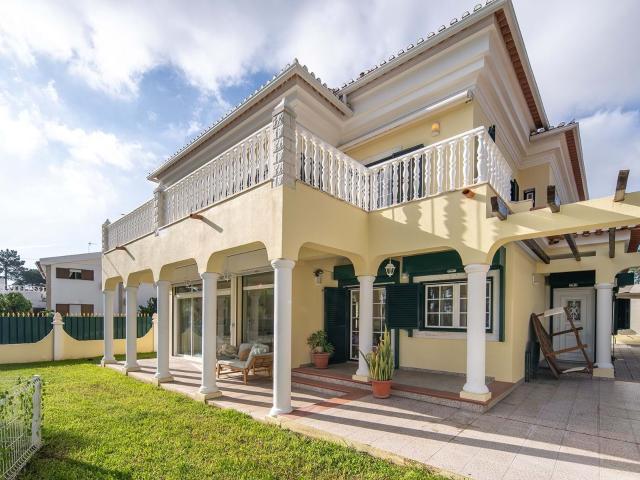 Espaçosa Villa Familiar de 7 Quartos em Aroeira, Perto de Lisboa, Praias e Golfe