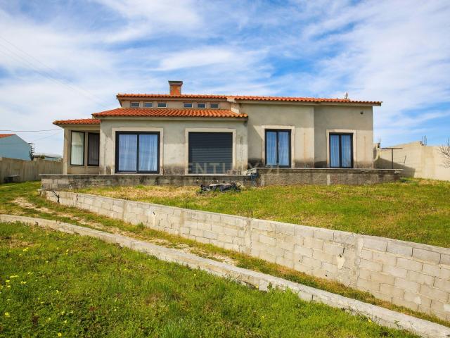 Espaçosa casa moderna de 3 quartos em Olho Marinho: piscina, terreno enorme e vistas deslumbrantes