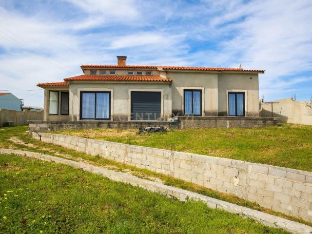 Espaçosa casa moderna de 3 quartos em Olho Marinho: piscina. 146m² Olho Marinho