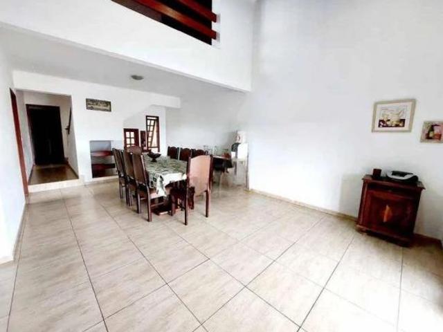 Espaçosa Casa de 4 Quartos à Venda – Jd Salessi