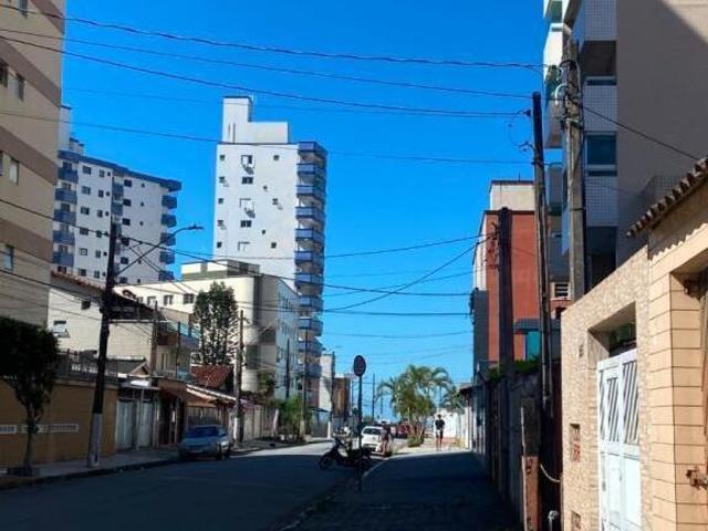 Espaçosa Casa Semi Isolada com Piscina à Venda em Tupi, Praia Grande