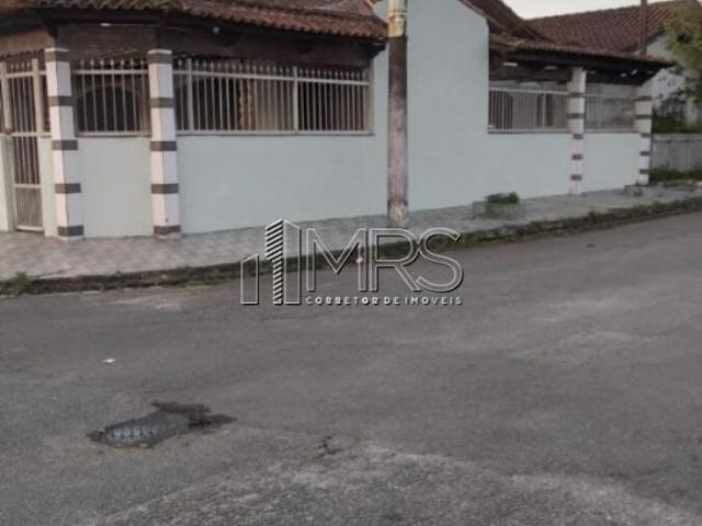 Espaçosa Casa Térrea à Venda em Real, Praia Grande 3 Quartos, Garagem